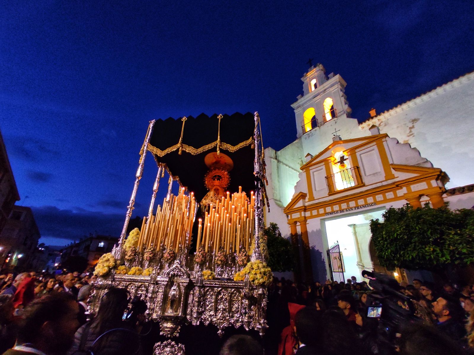 Ayamonte disfrutó de su Martes Santo con fervor.