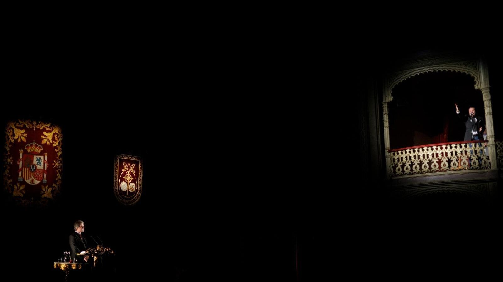 El cantaor Manolo Gago canta una saeta al Greñúo desde el tornavoz en el pregón de Fernando Pérez.