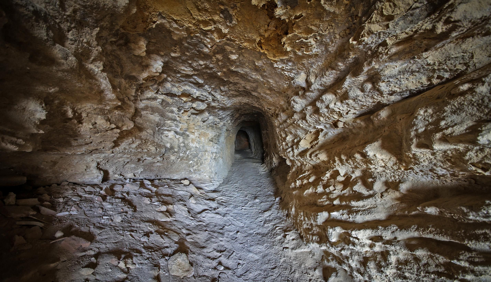 Así es la cueva de Encarna en la peña de Arcos