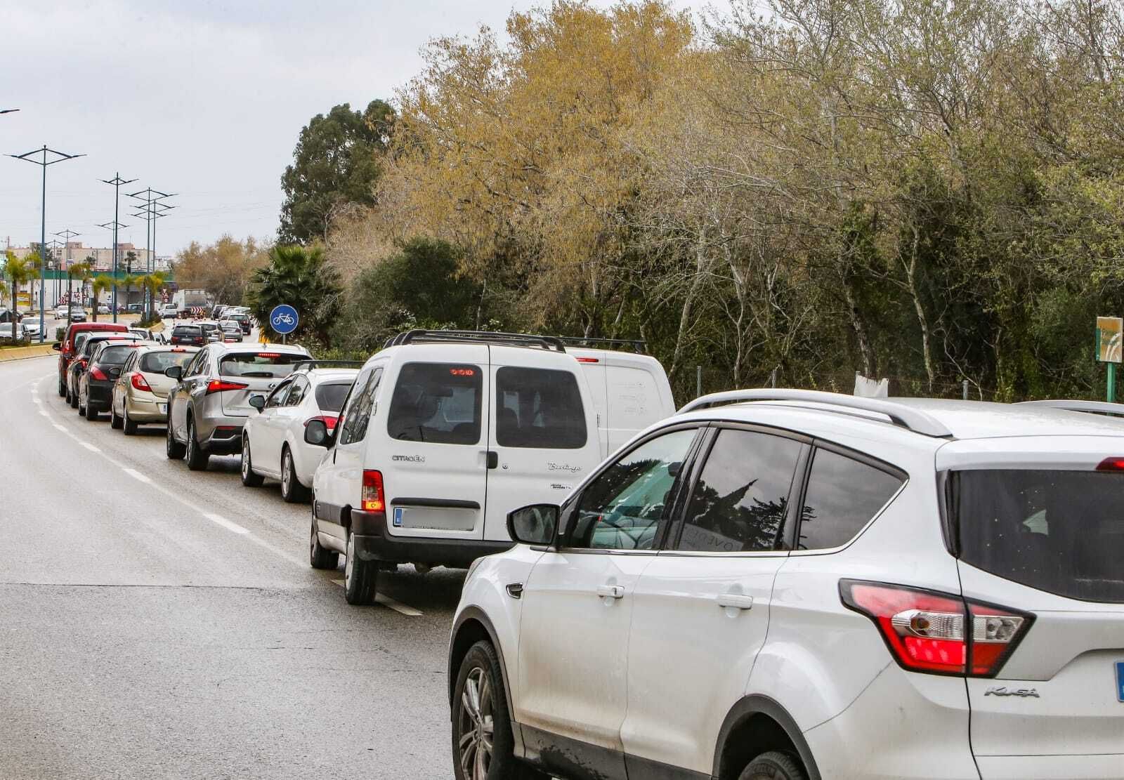 Fila de turismo a la entrada de Chiclana en sentido a la Avenida del Mueble.