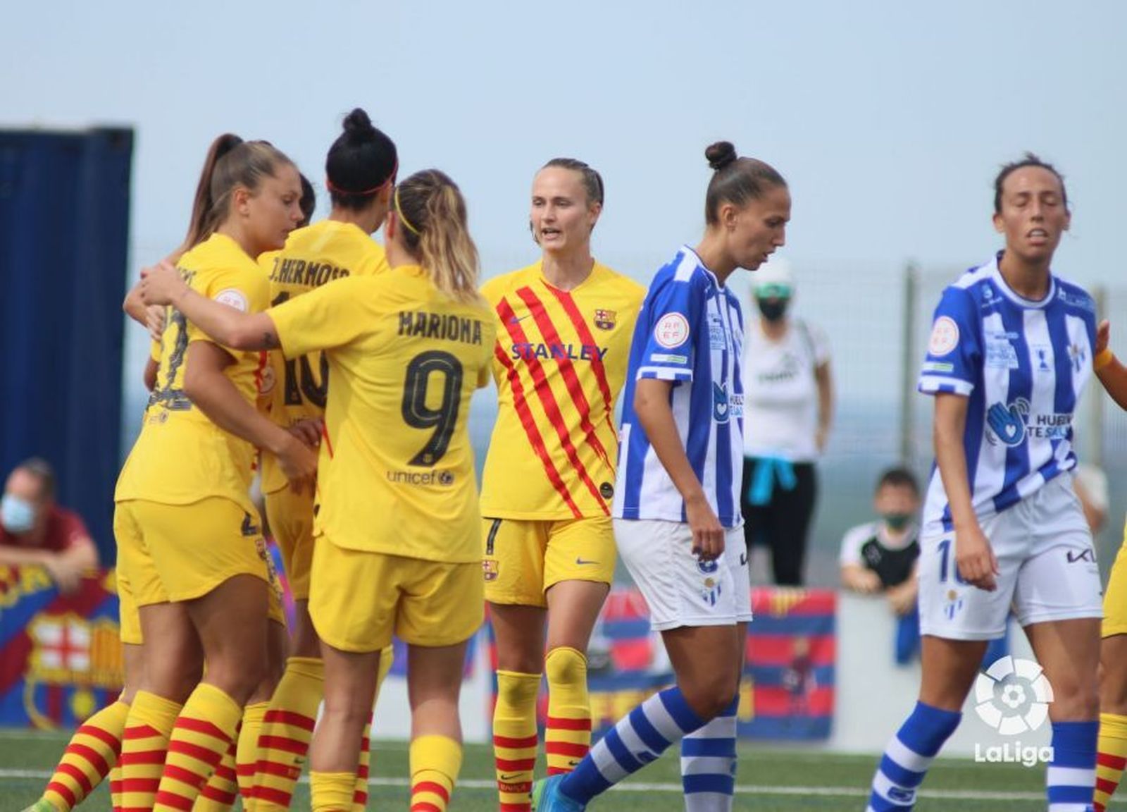 Las jugadoras del FC Barcelona celebran un gol en los campos de La Orden.