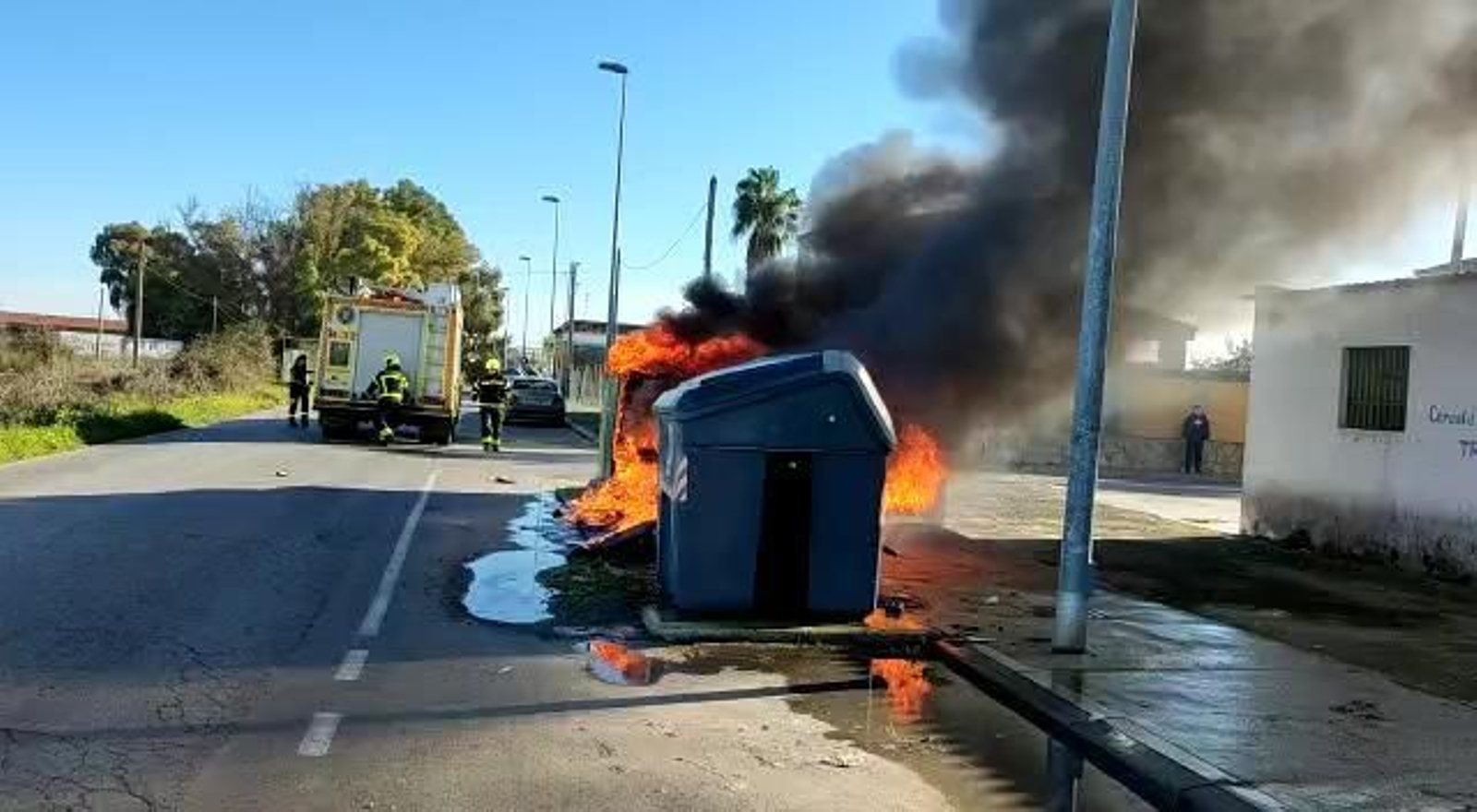Contenedores quemados en la avenida San José Obrero.