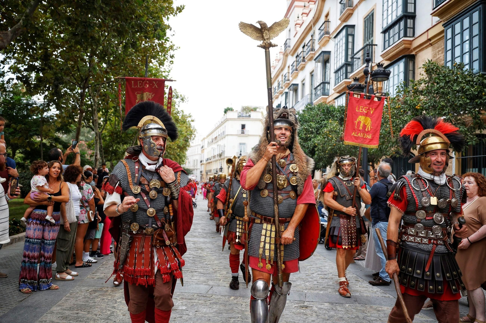 Las imágenes de Gades Romana 2025: la comitiva y el espectáculo inaugural en Cádiz
