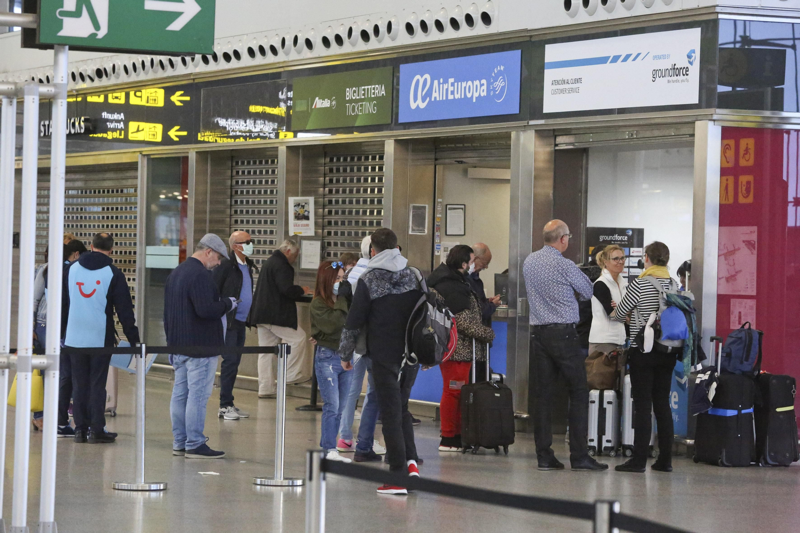 La cuarentena del coronavirus no frena el tráfico de pasajeros en el aeropuerto de Málaga, en fotos