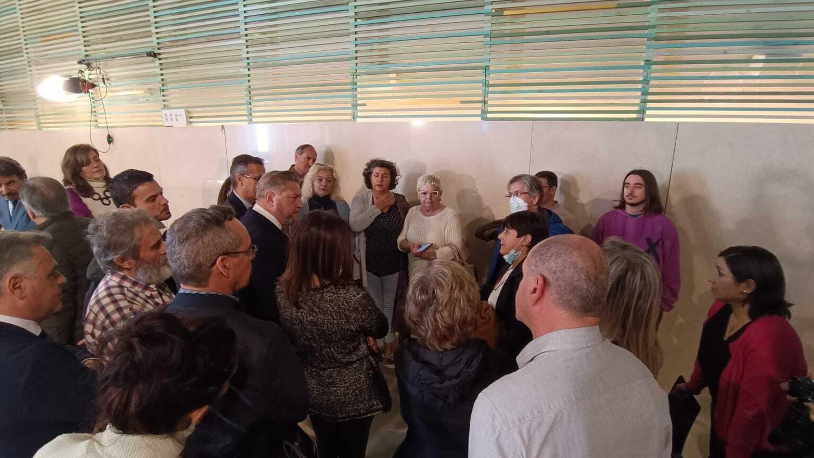 Diego Cruz con vecinos de  El Toyo-Retamar asistentes al Pleno