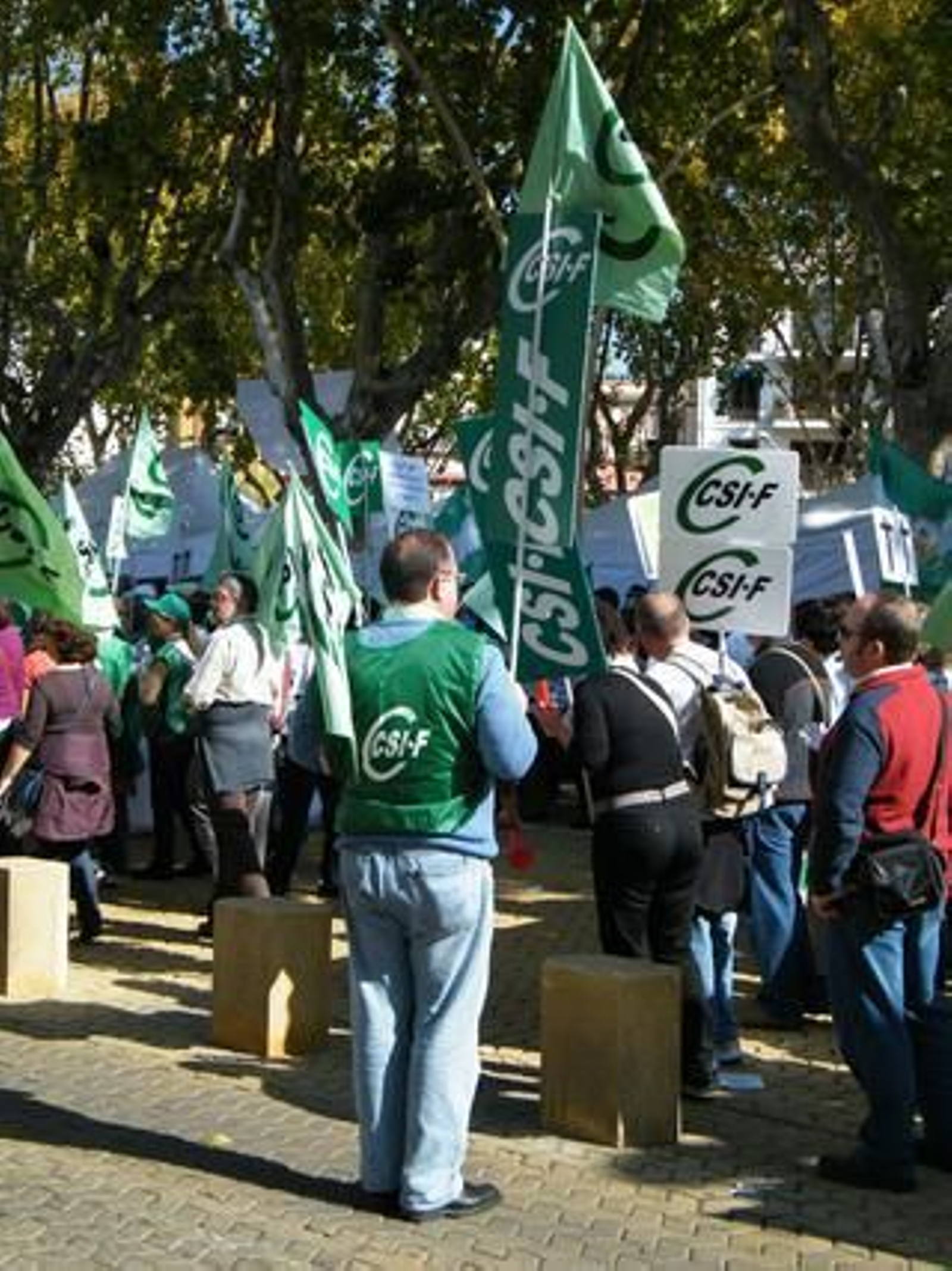 Miles de funcionarios se manifestaron desde la Alameda de Hércules hasta el Parlamento andaluz contra el decreto de la Junta bajo el lema 'Defiendo mi derecho y la gestión pública'.