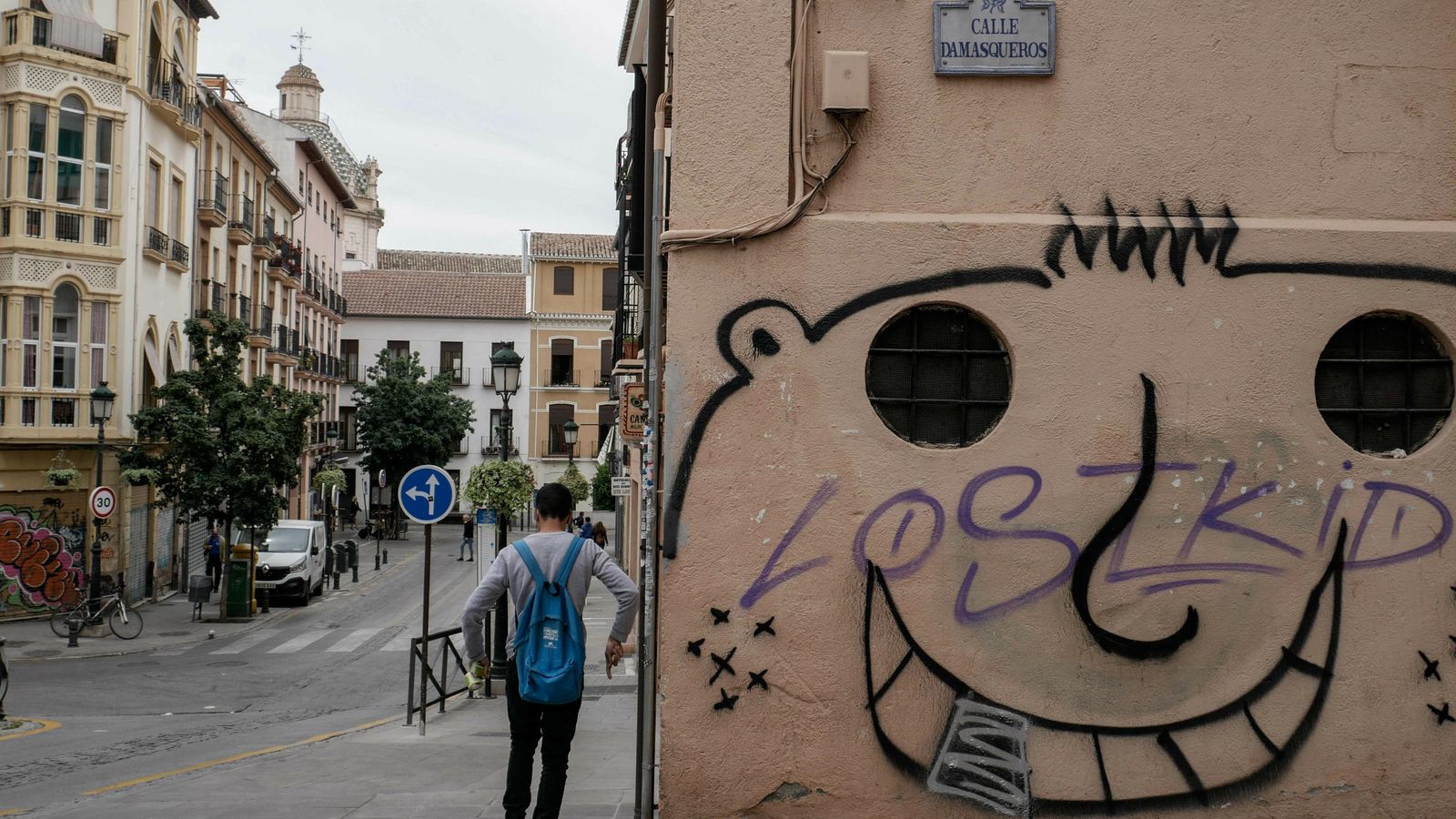 Una pintada vandálica en la entrada de la calle Damasqueros, en el Realejo