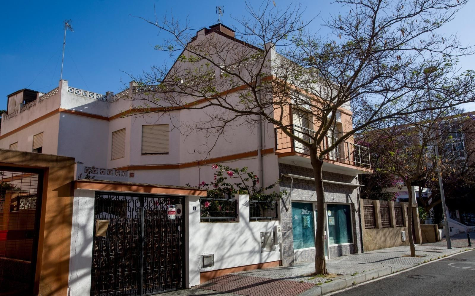 Otro de los chalés que se mantienen en pie en Cádiz.