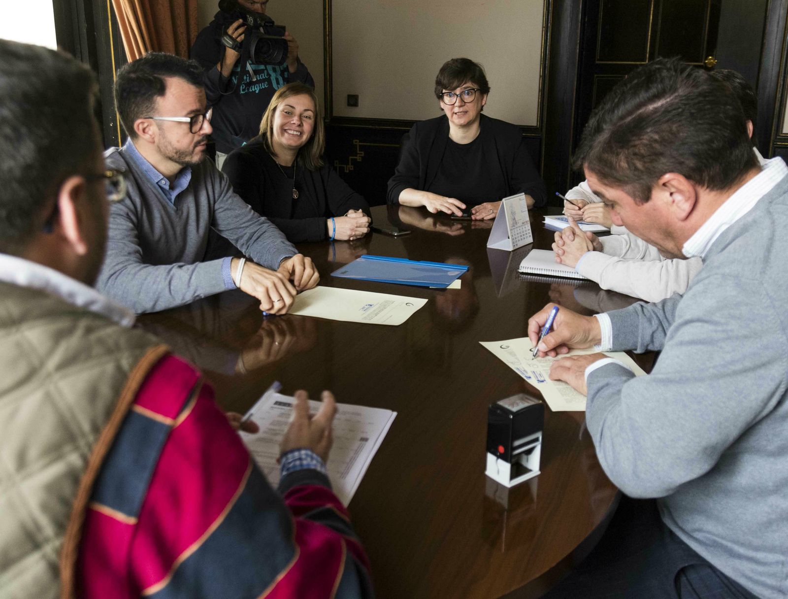Un momento de la firma del contrato para la construcción de las viviendas proyectadas en San Rafael.