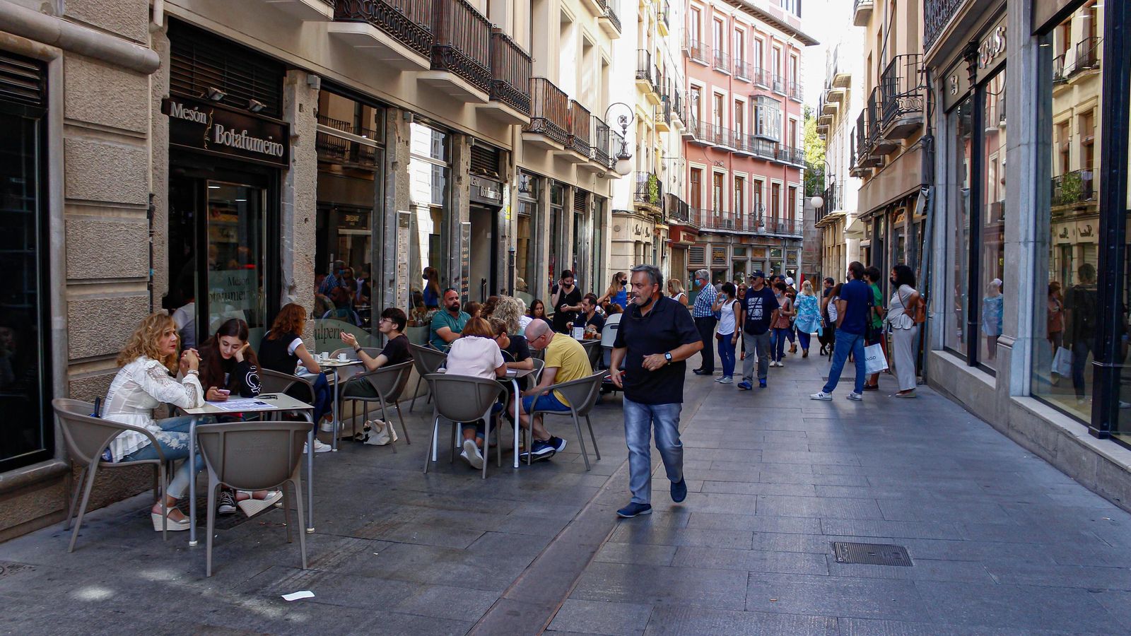 Las mascarillas no eran obligatorias en exteriores, pero si en interiores