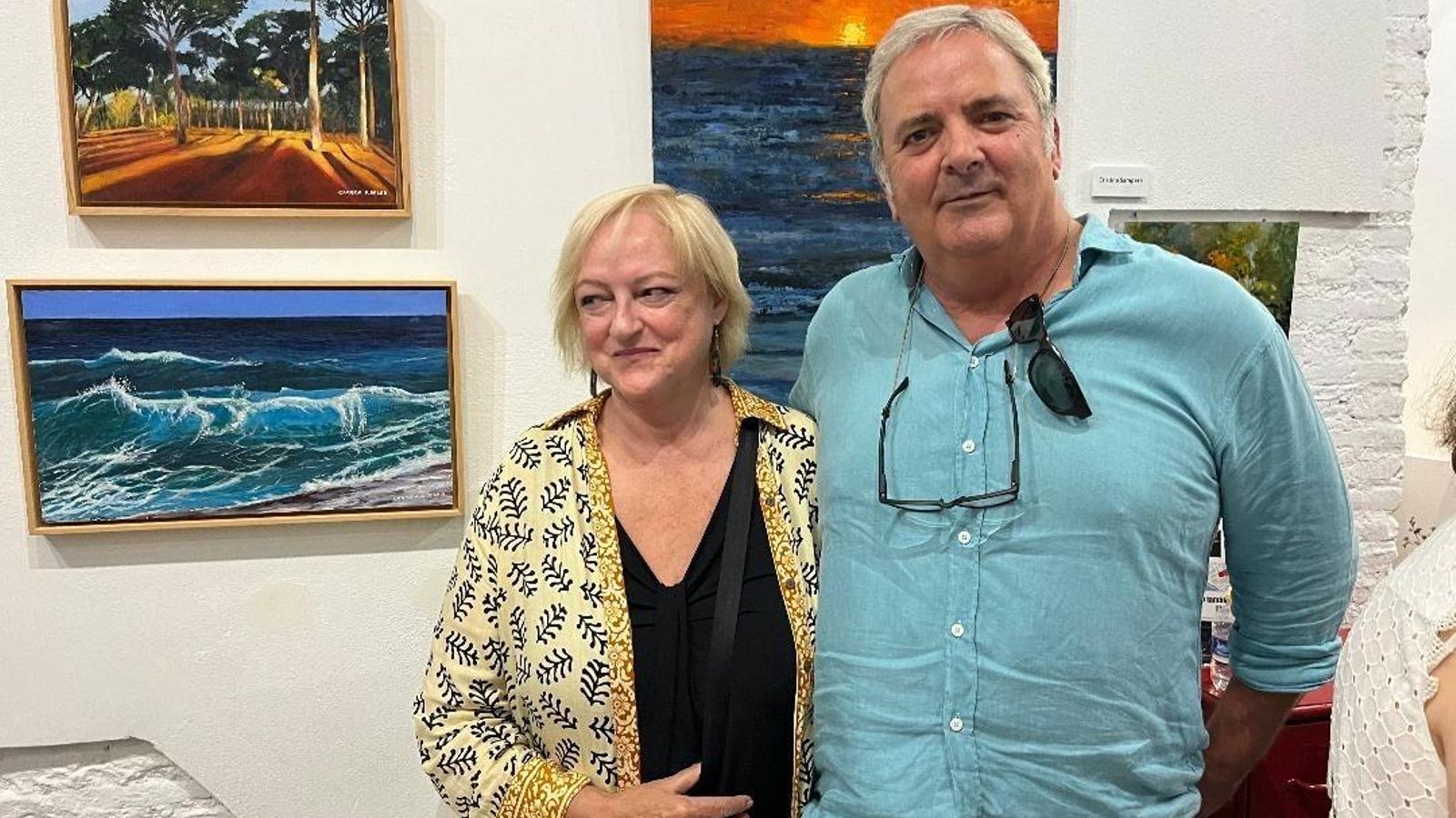 Carmen Rodríguez de la Rubia delante de sus pinturas con Federico Pérez González.
