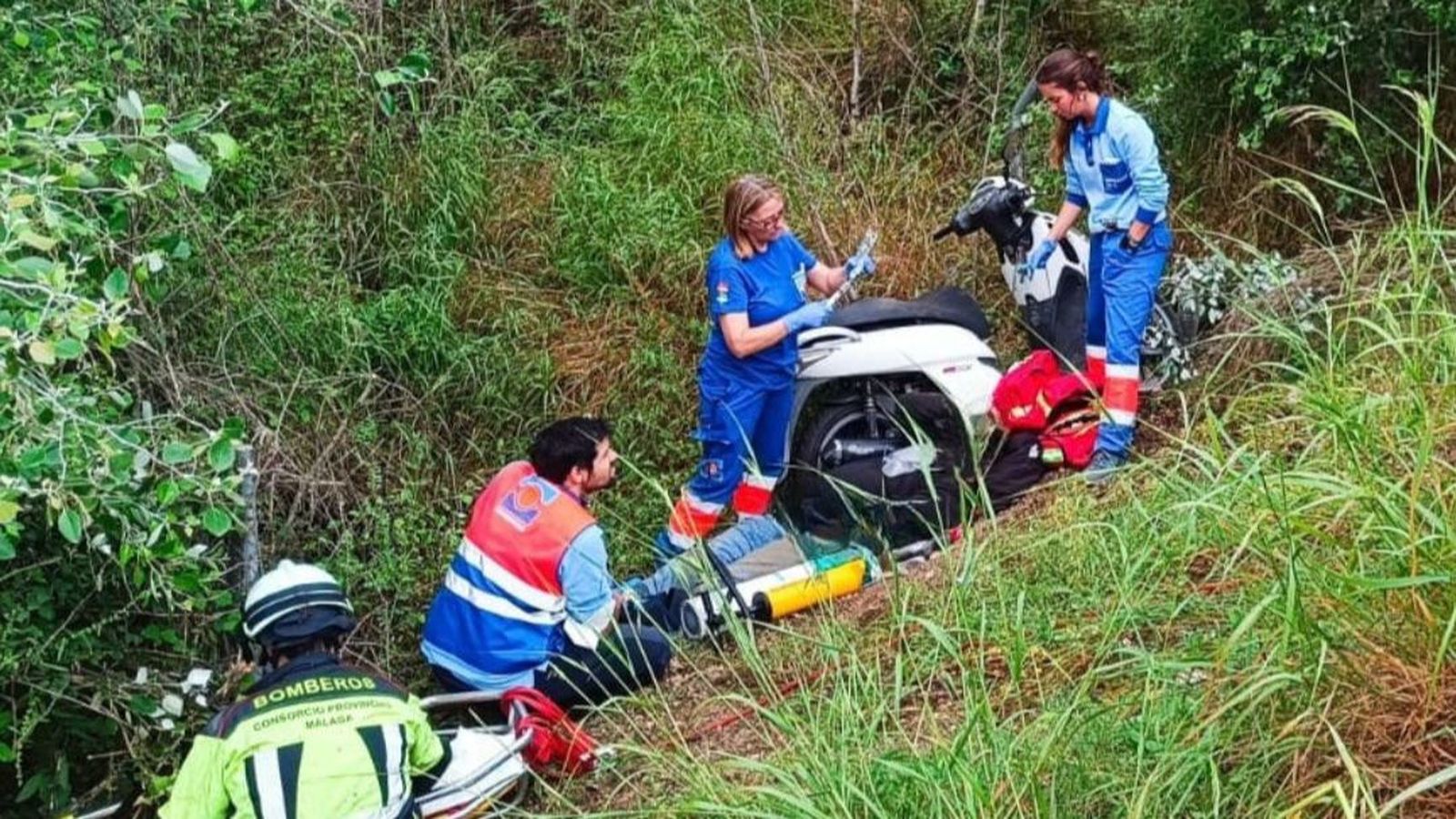 Equipos de emergencia atendiendo el accidente en Cártama
