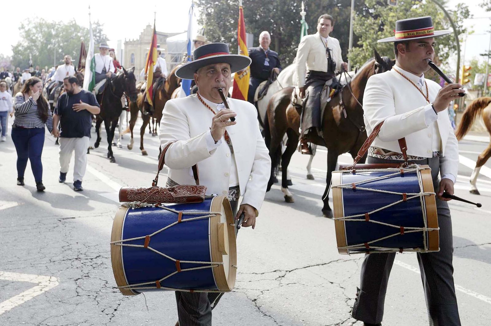 El Rocío 2023: Imágenes de la Hermandad de Emigrantes en su salida de Huelva