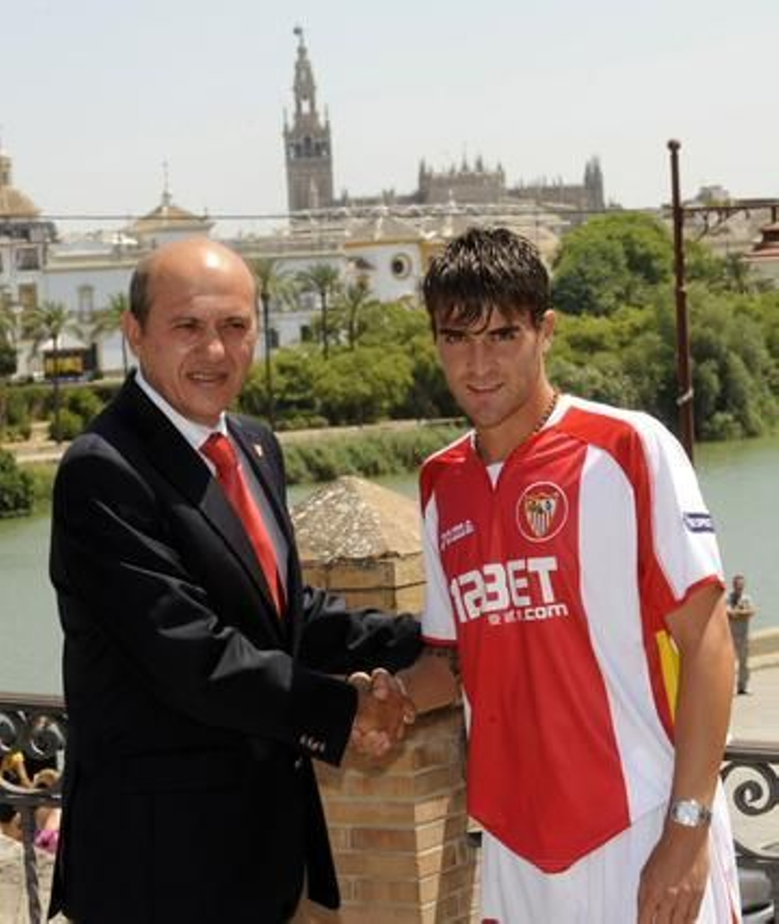 José María Del Nido y Luca Cigarini estrechan las manos. 

Foto: Antonio Pizarro