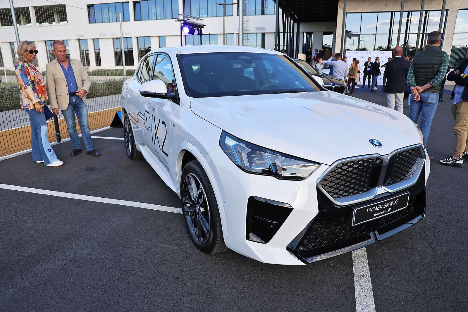 Movitransa presenta los nuevos modelos de BMW IX2 y el X2 en el complejo deportivo Lamiya