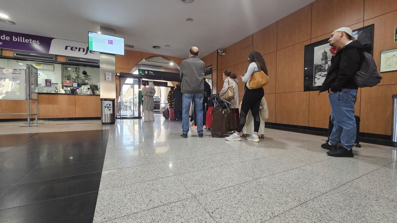 Viajeros esperan a causa de un retraso en la estación de tren de Algeciras.