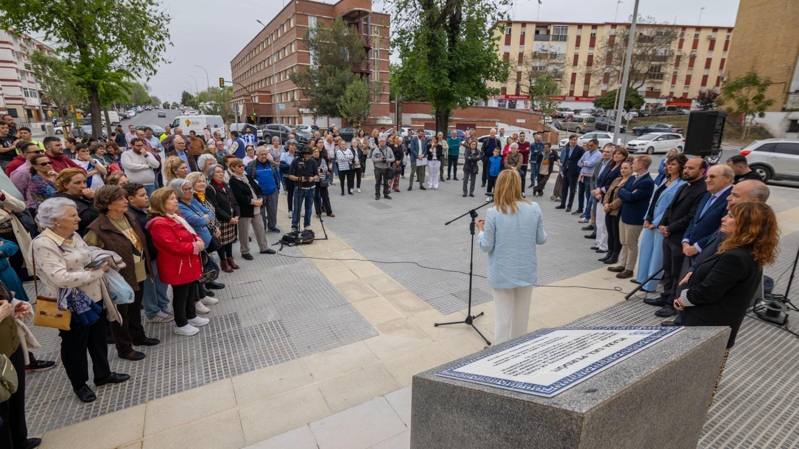 La alcaldesa de Huelva, Pilar Miranda, durante la reinauguración de la plaza. La alcaldesa de Huelva, Pilar Miranda, durante la reinauguración de la plaza.