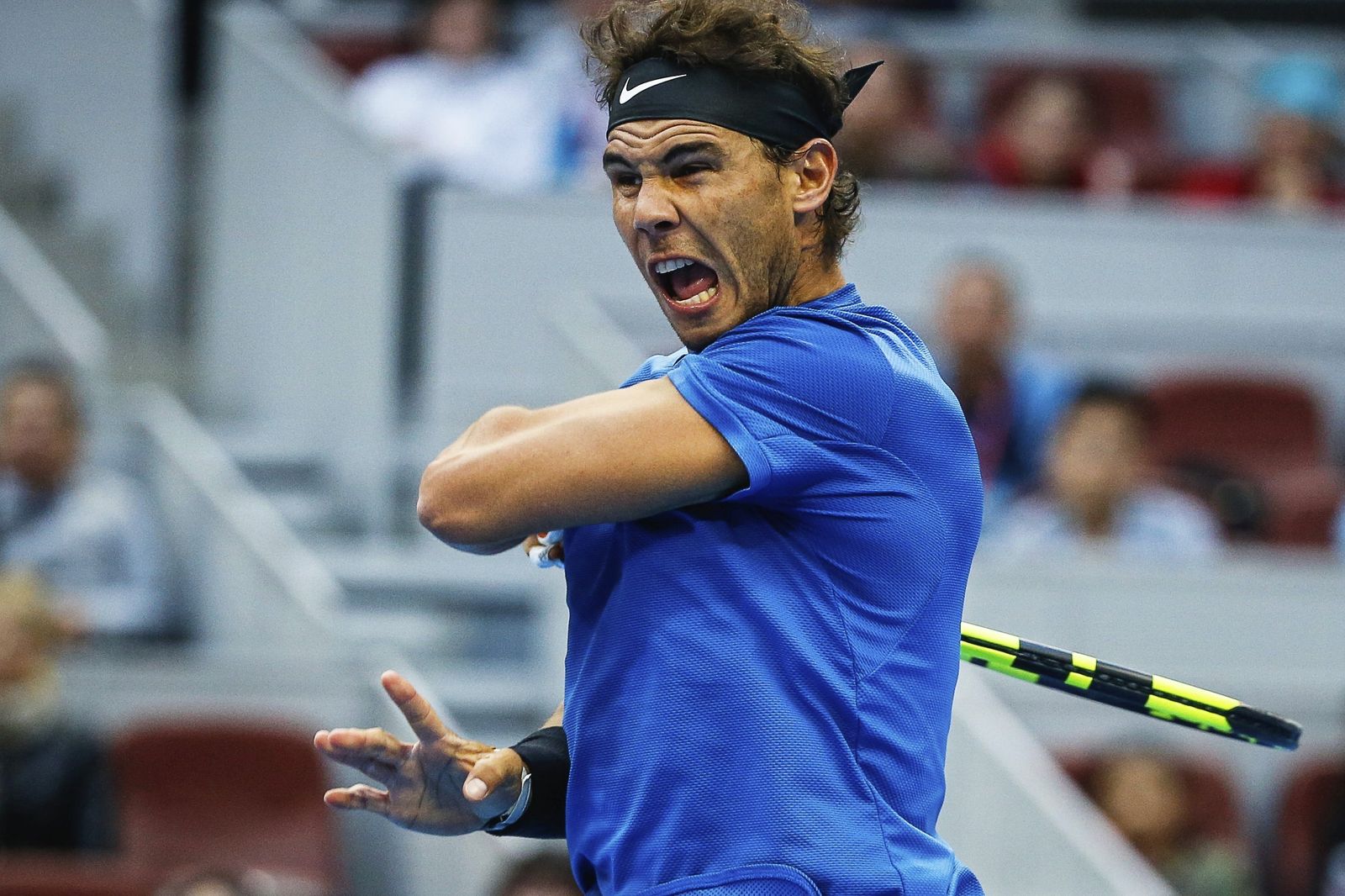 Nadal golpea la pelota durante su partido ante el ruso Khachanov.