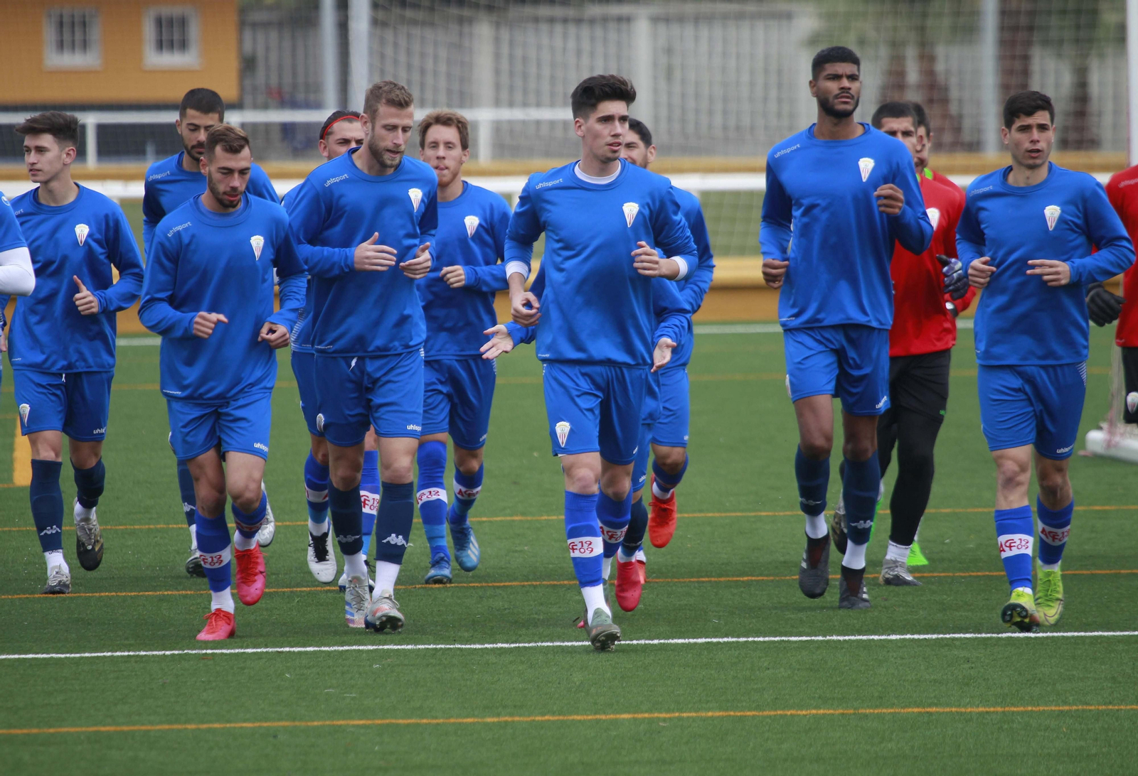 Jugadores del Algeciras trotan, con Trapero en el centro.