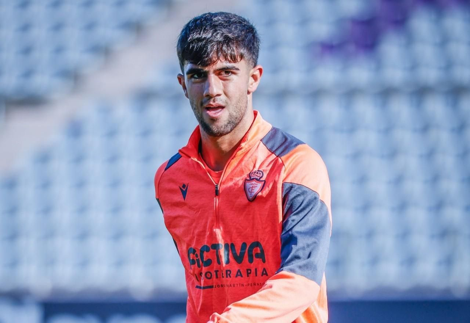Curro Burgos, durante el entrenamiento de este lunes en el Nuevo Estadio Municipal de La Victoria.