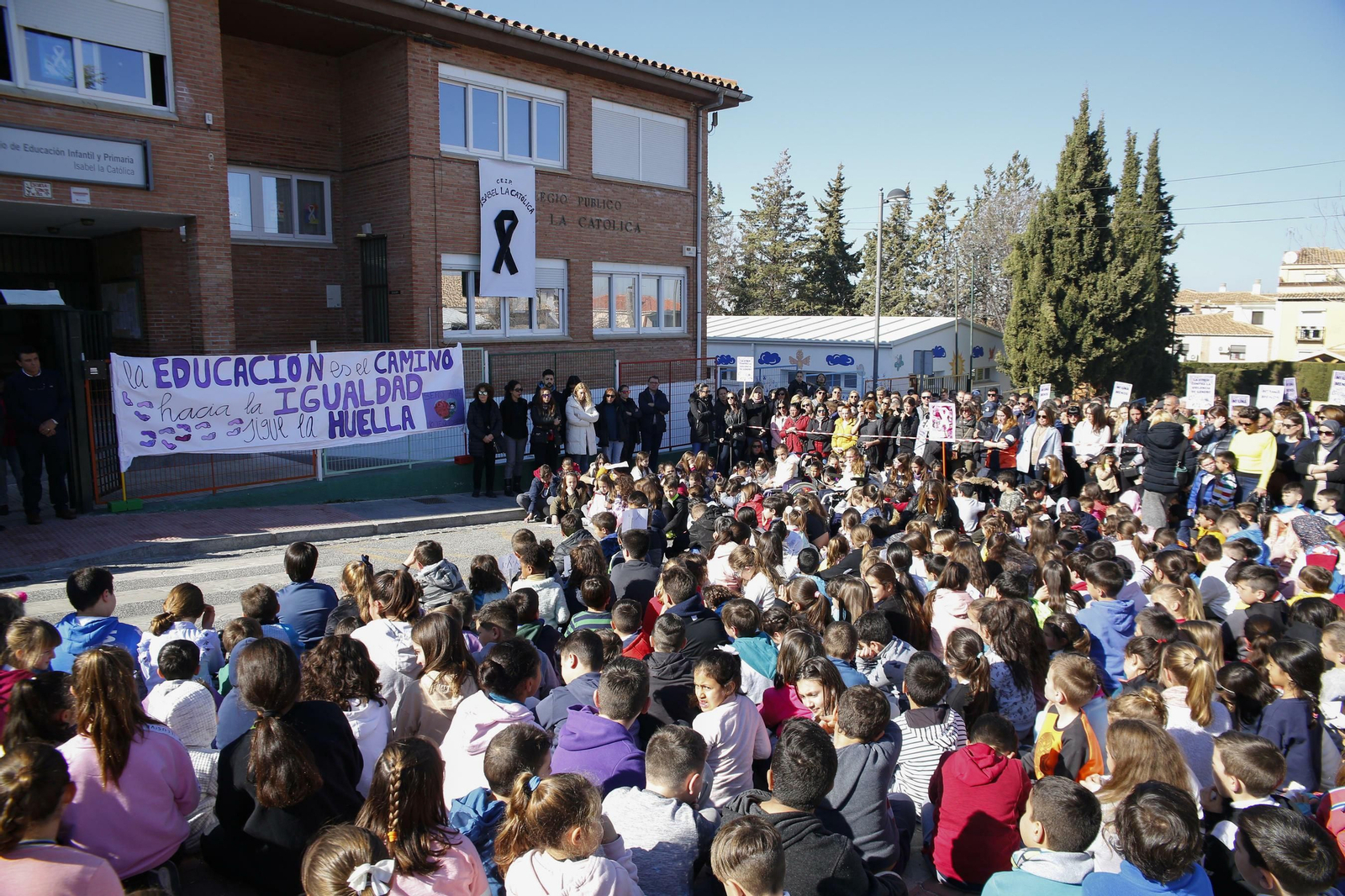 Concentración en el colegio Isabel La Católica de La Zubia por el asesinato de la seño Ana.