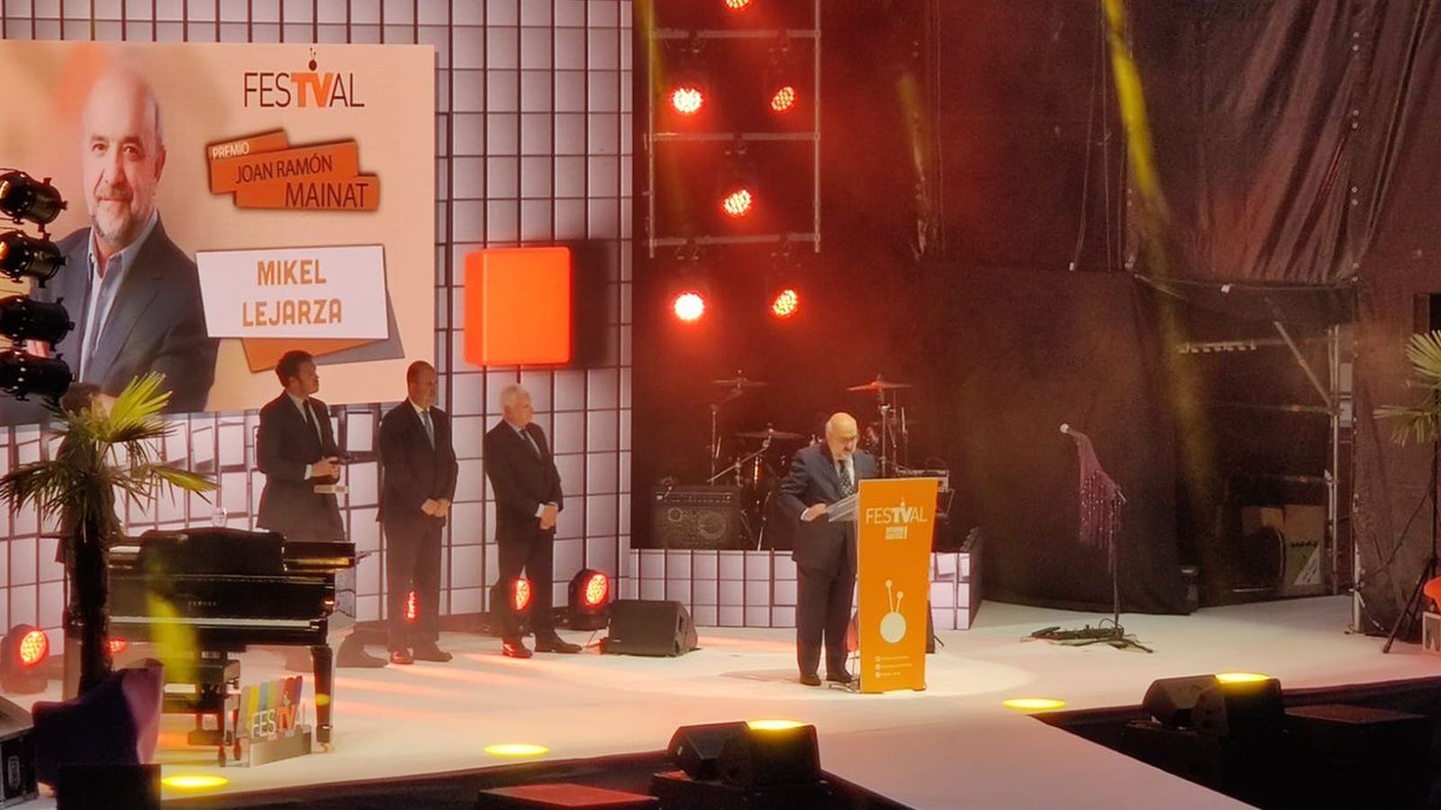 Mikel Lejarza dirige unas palabras al público tras recoger su galardón.