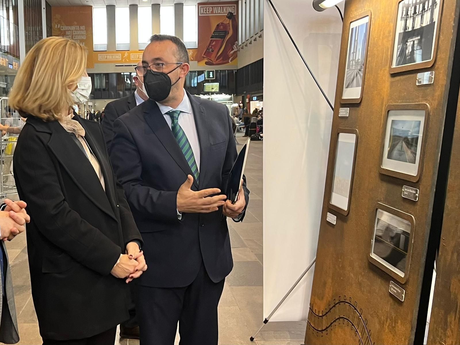 Alicia Martínez y José Carlos Domínguez Curiel en la inauguración de la exposición de fotografía internacional en Santa Justa.