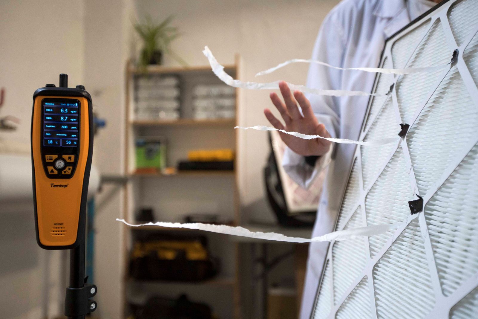 Un investigador muestra cómo se miden las partículas que salen de un filtro inventado por ellos en el edificio Liftec de Zaragoza .