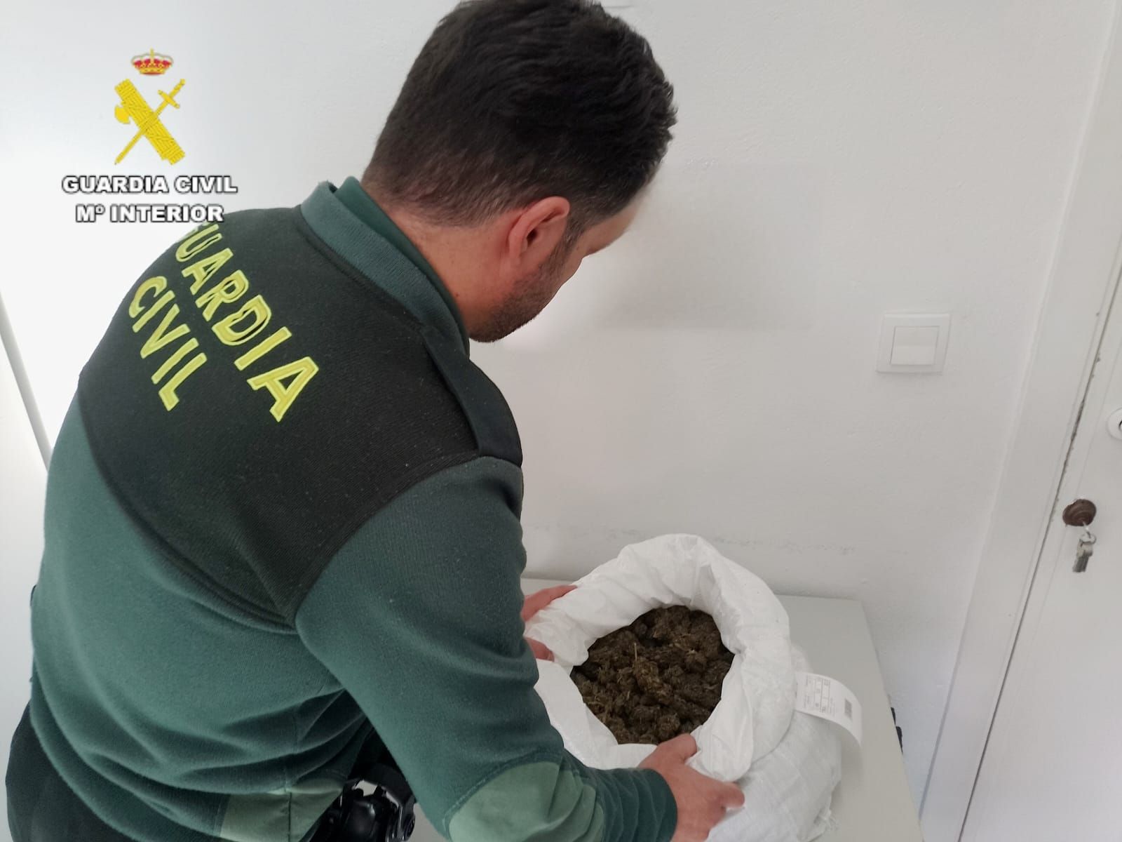 La Guardia Civil con la droga incautada en La Campana.