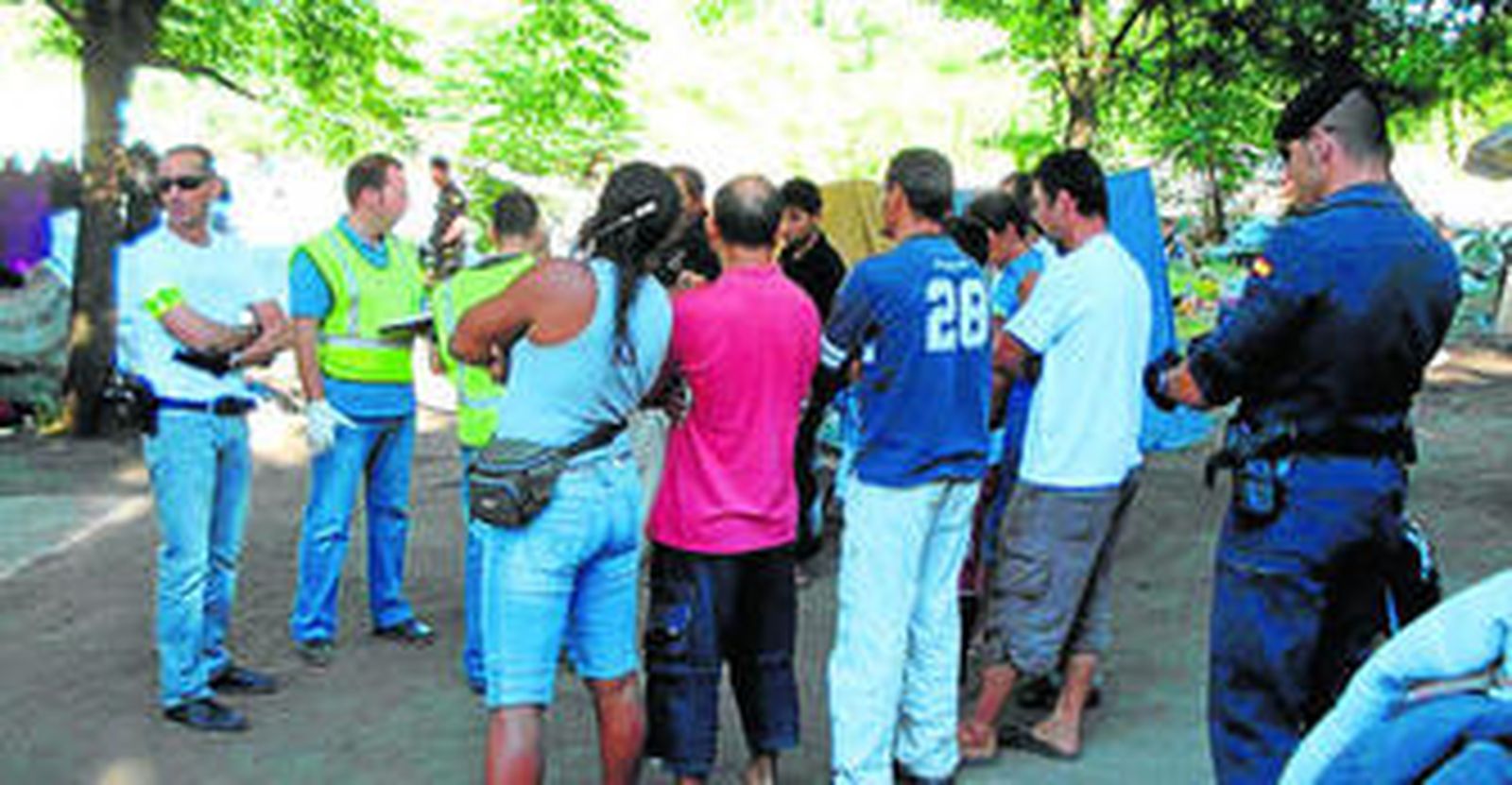 La Guardia Civil procede al registro de las chabolas del Charco de la Pava.