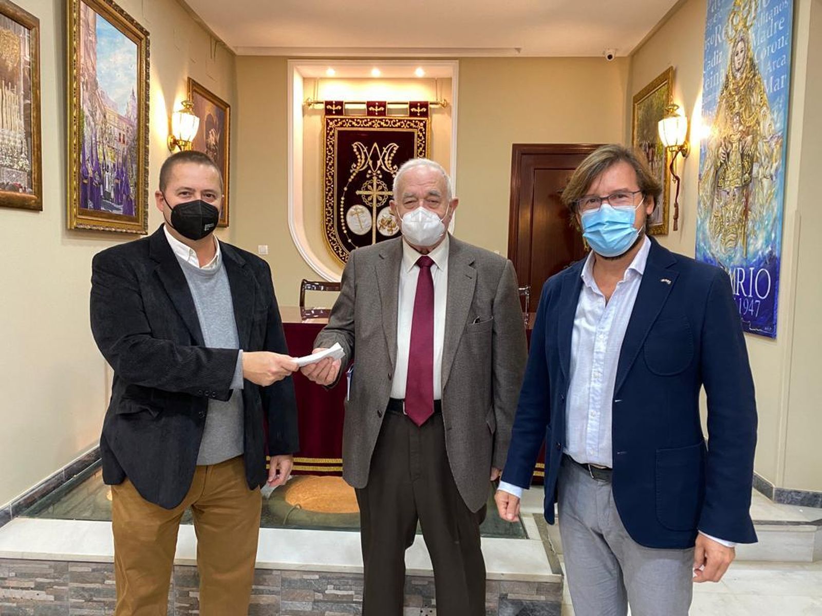 Kiko Gallardo entrega el donativo a Antonio Sáinz y Manuel Navarro.