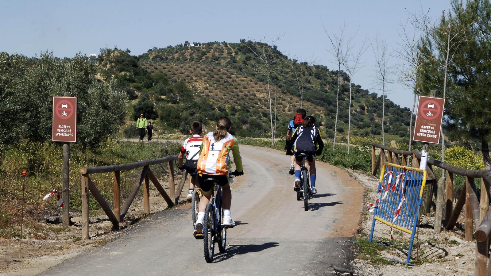 Visitantes disfrutando de la Vía Verde de la Sierra