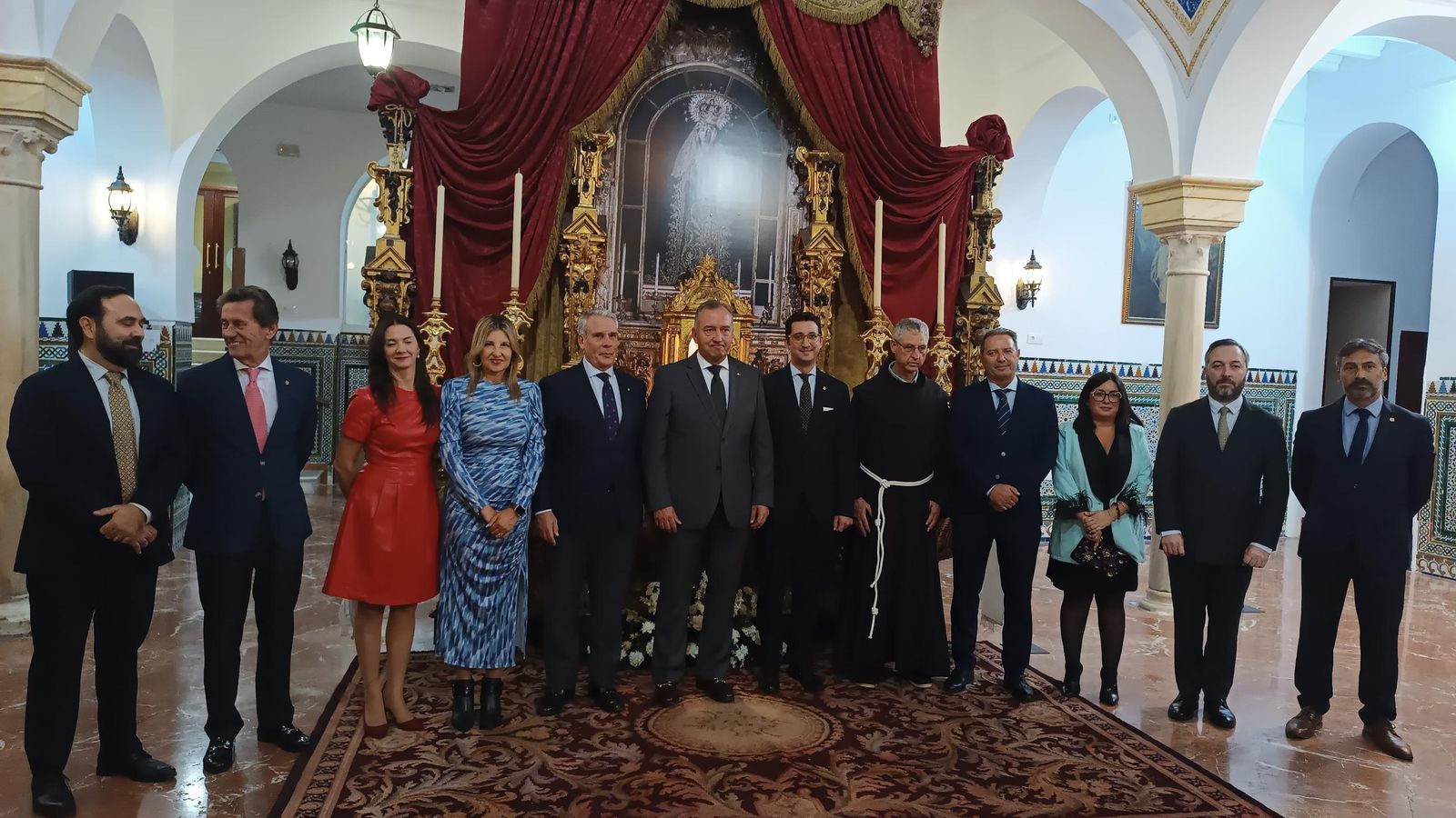 Fotografía de familia durante la inauguración