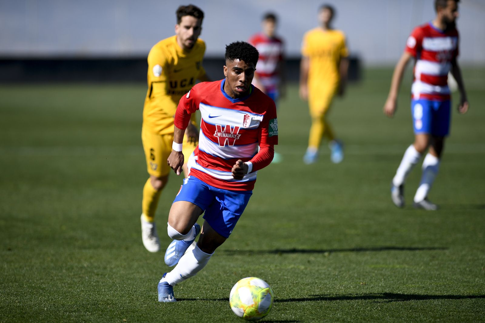 Caio conduce el cuero durante un encuentro de la pasada campaña