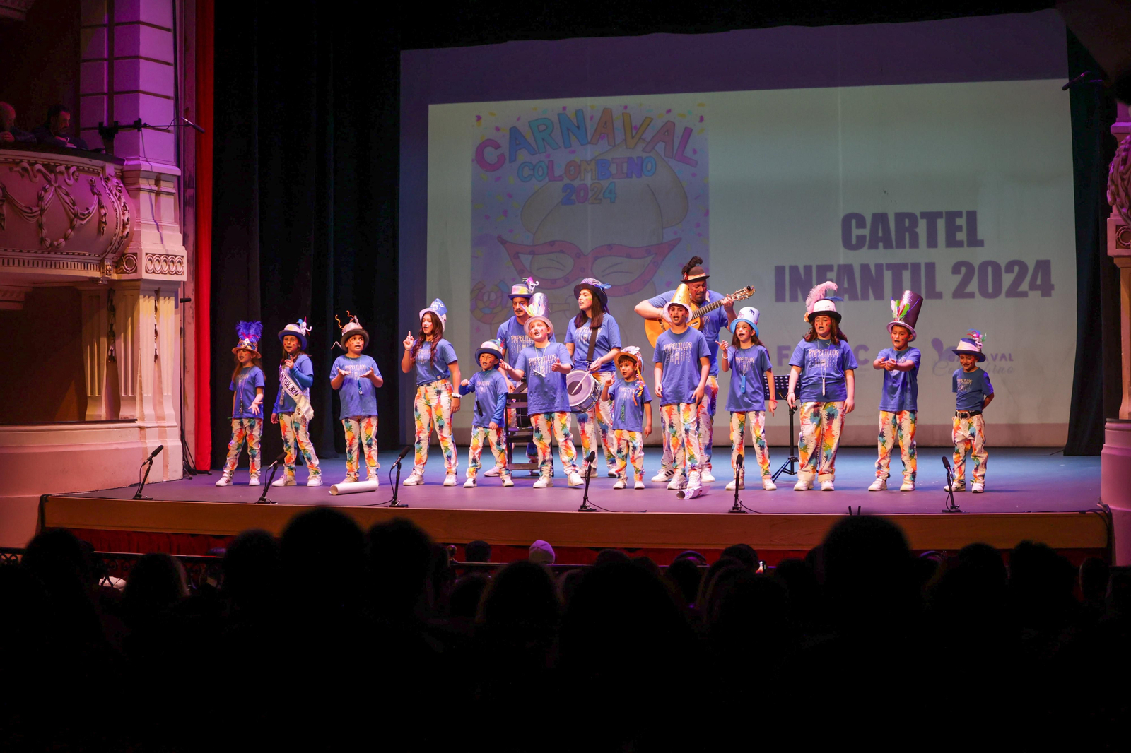 Imágenes de la actuación de la comparsa infantil de Huelva "La alegría de vivir" en el Carnaval Colombino