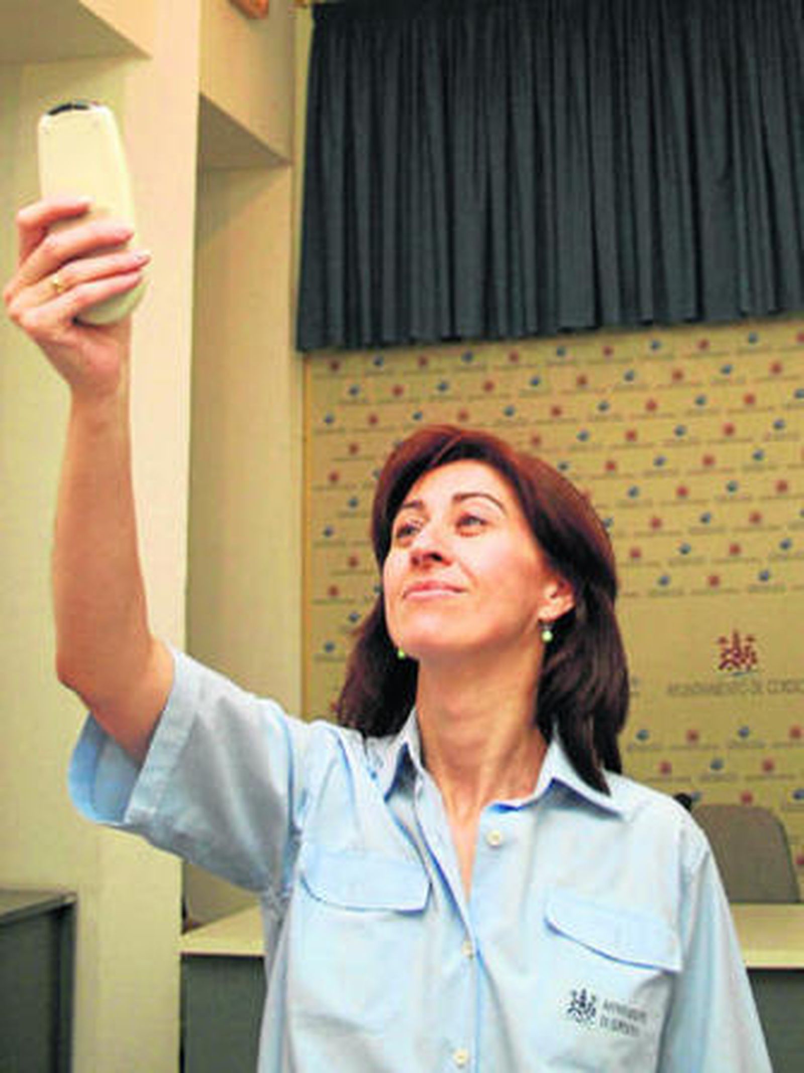 Una mujer enciende un aparato en una oficina.