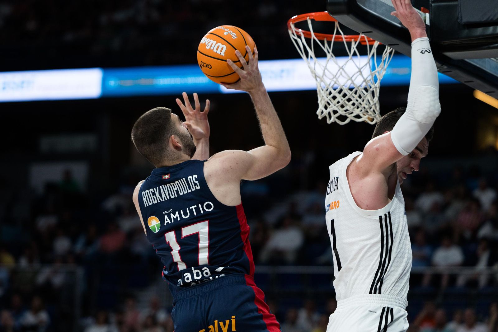 El Real Madrid sufre pero gana al Baskonia (82-76)