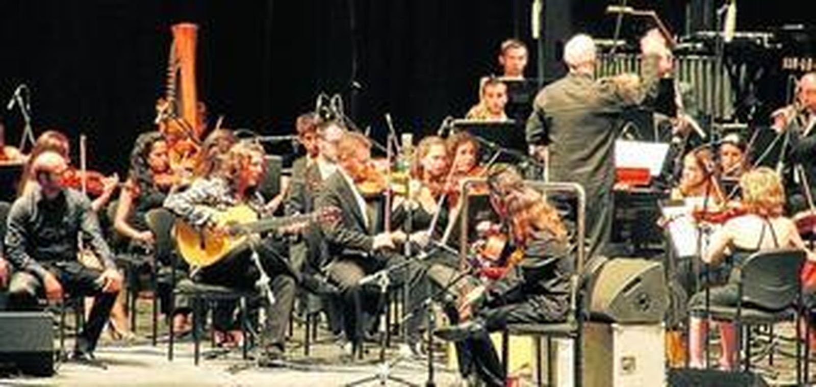 Tomatito y su grupo, en primer plano, y la Orquesta Ciudad de Almería, detrás.