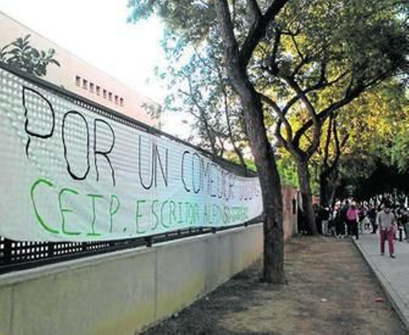 La pancarta colocada junto a la entrada principal del centro.
