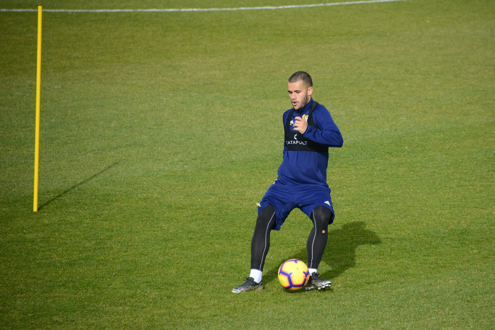 Ager Aketxe controla el balón durante una sesión en El Rosal.
