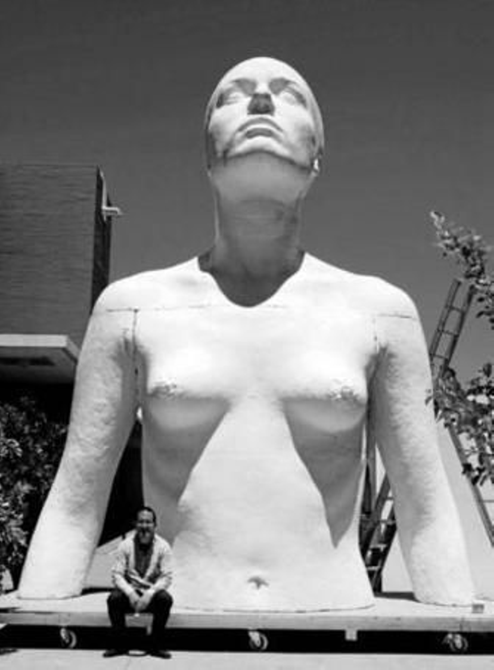 Andrés Ibáñez posa junto a la escultura de La Mujer de Coslada para comparar su tamaño.