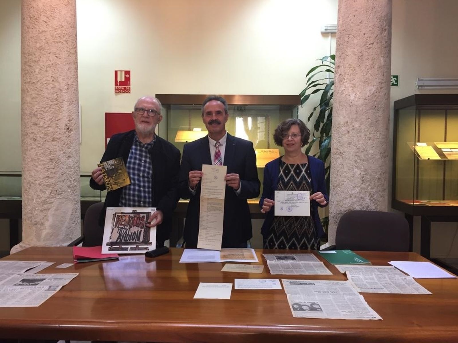 El periodista Miguel Ángel Blanco, Alfredo Valdivia y María Luisa Andrés, en el Archivo Histórico Provincial.