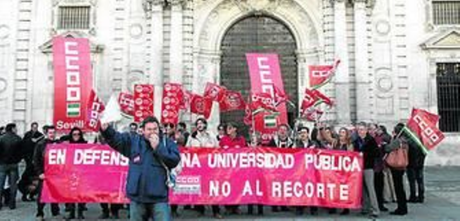 Delegados sindicales, ayer, en el Rectorado de la Hispalense.