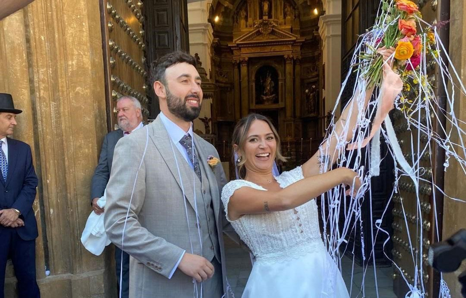 Ana Álvarez Masfarré y George Alexander Michael, tras finalizar la ceremonia religiosa, saliendo de la iglesia de San Antonio.