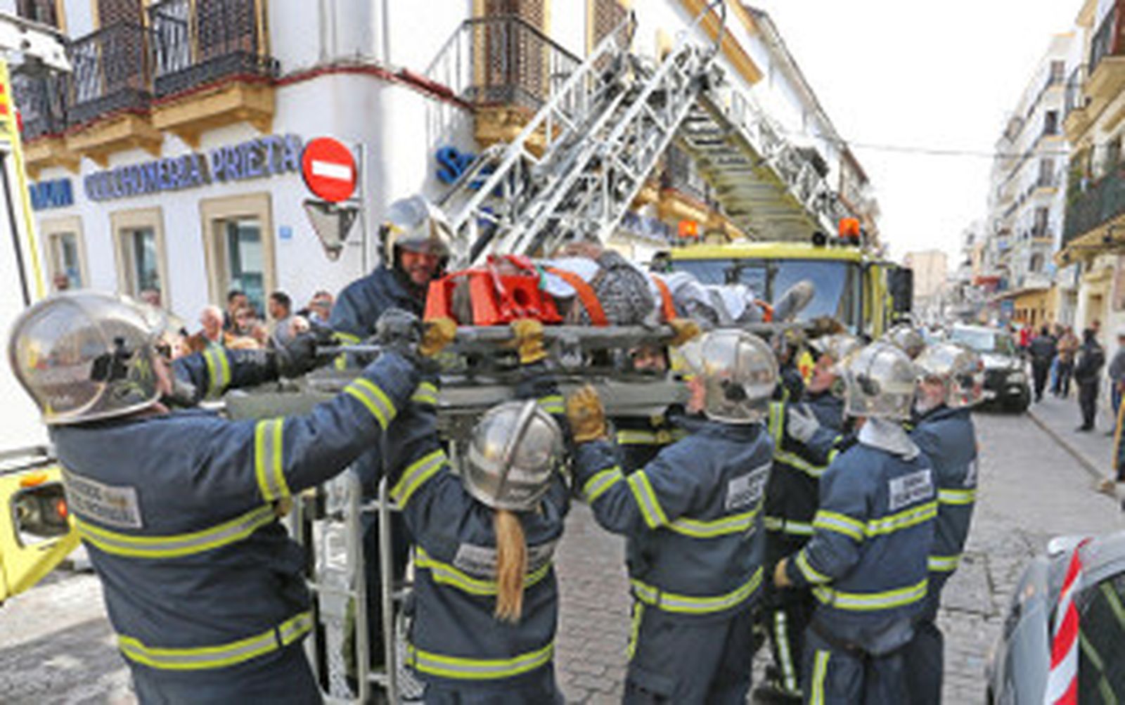 Los bomberos rescatan por una ventana a un obrero herido