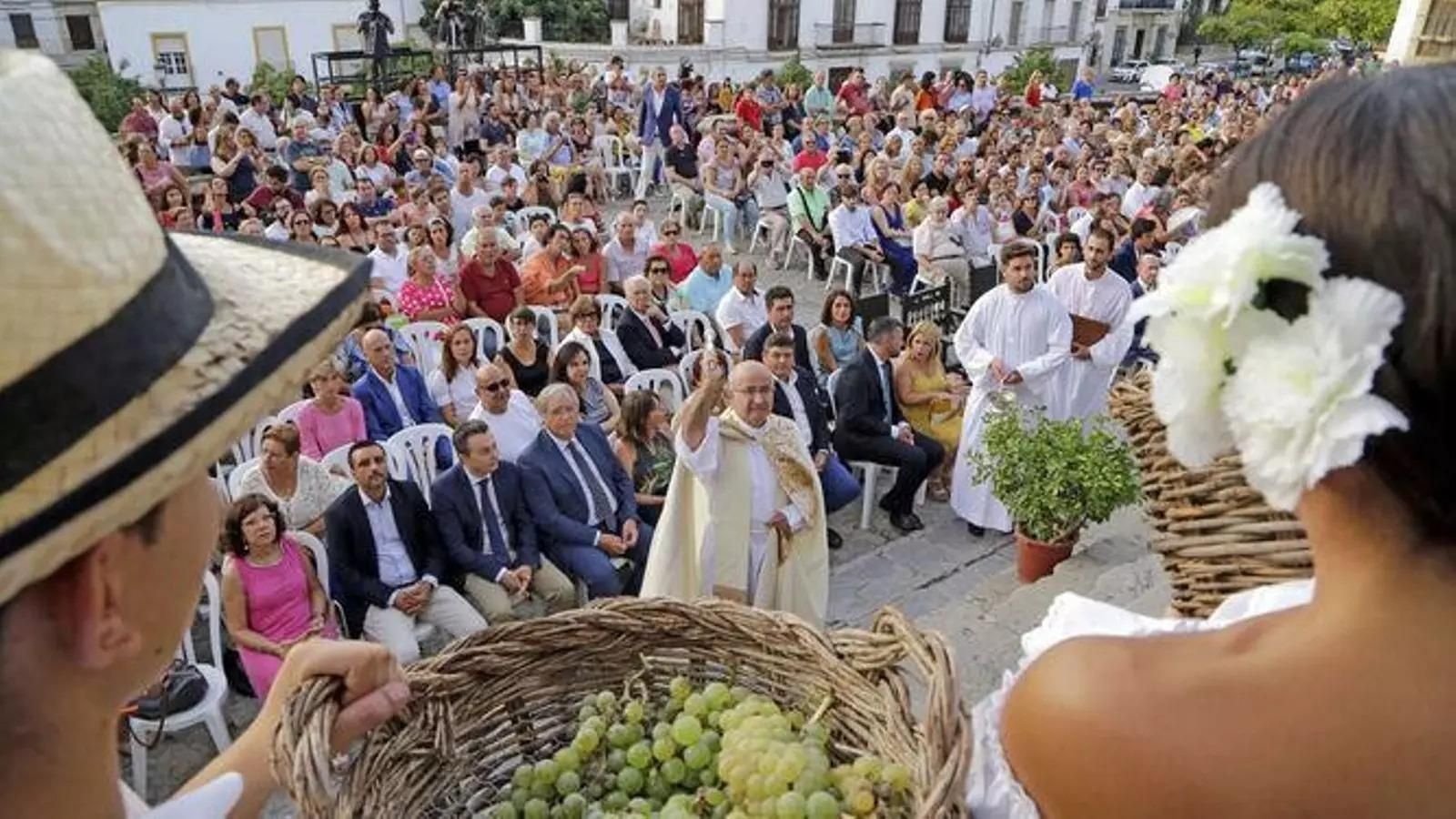Acto simbólico de la 'Pisa de la Uva' en una edición de  las Fiestas de la Vendimia con miembros del anterior gobierno socialista en primera fila.