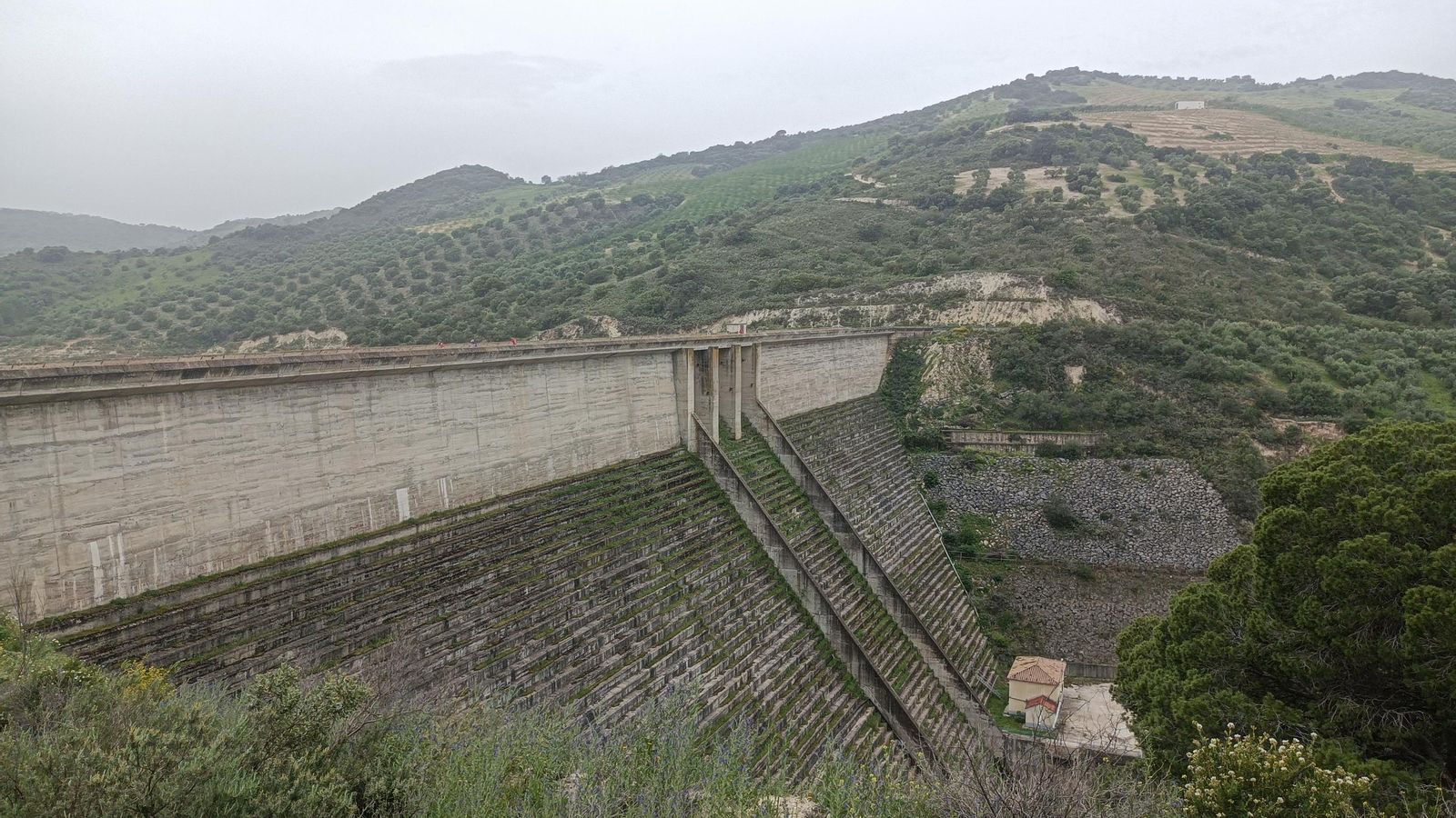 Muro de contención del Embalse de La Puebla de Cazalla.