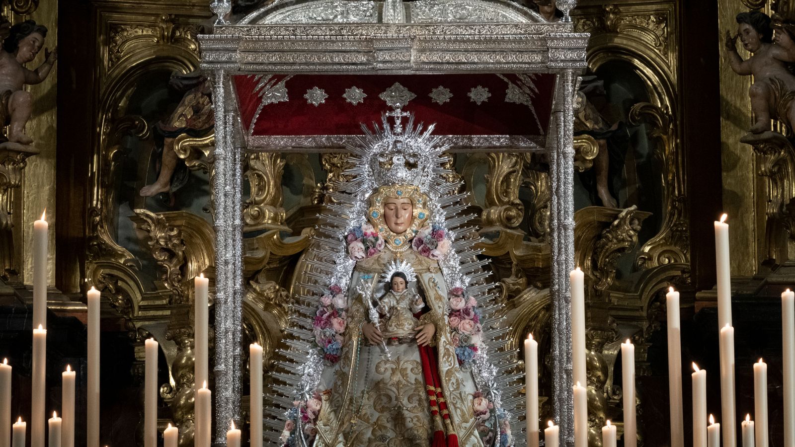 La Virgen del Rocío del Salvador en su altar de cultos