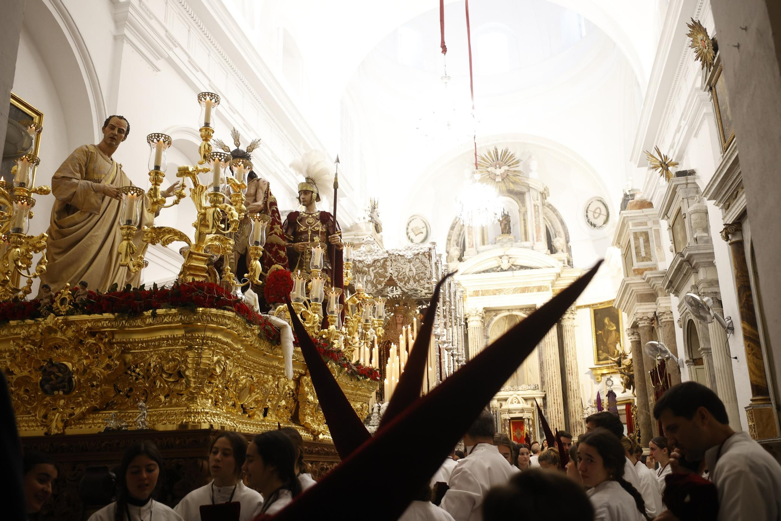 Las imágenes de Ecce-Homo, que suspendió su salida por la lluvia, en la Semana Santa de Cádiz 2025