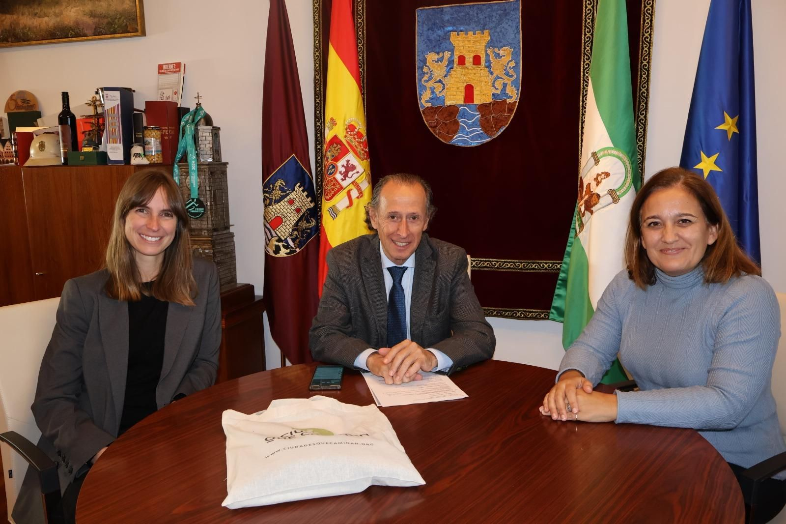 En una reunión, José María Román, Ana González y Ana Montalbán impulsan la iniciativa de movilidad.